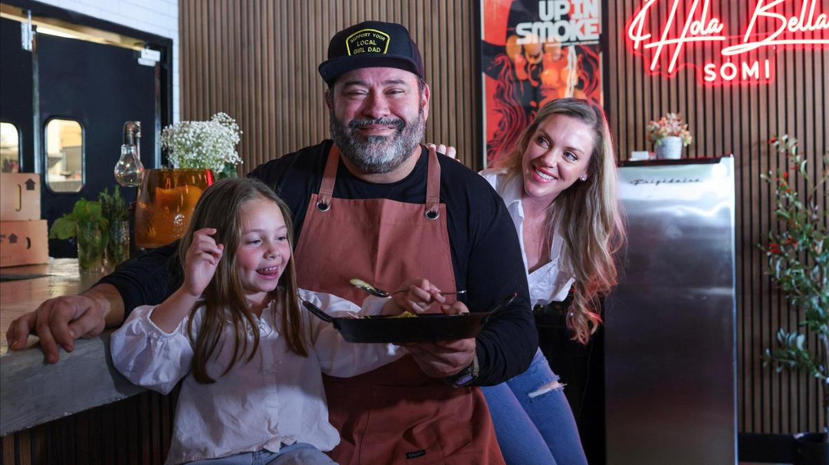 Jorgie Ramos con su hija Bella, de 5 años, y su esposa Alicia en Bar Bella, su más reciente restaurante en South Miami.