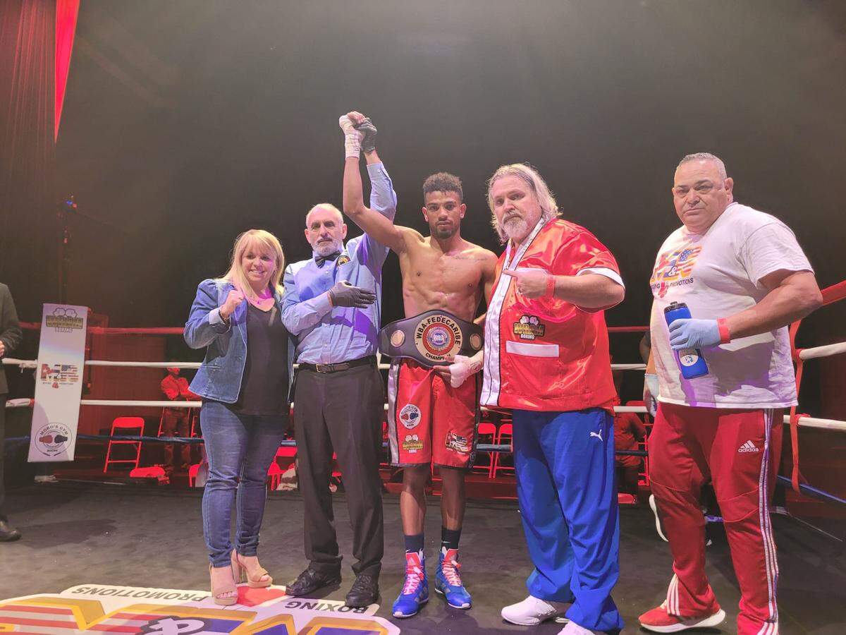 IDALBERTO UMARA con su equipo de trabajo en M&R Boxing, tras vencer el viernes en el Teatro Manuel Artime.