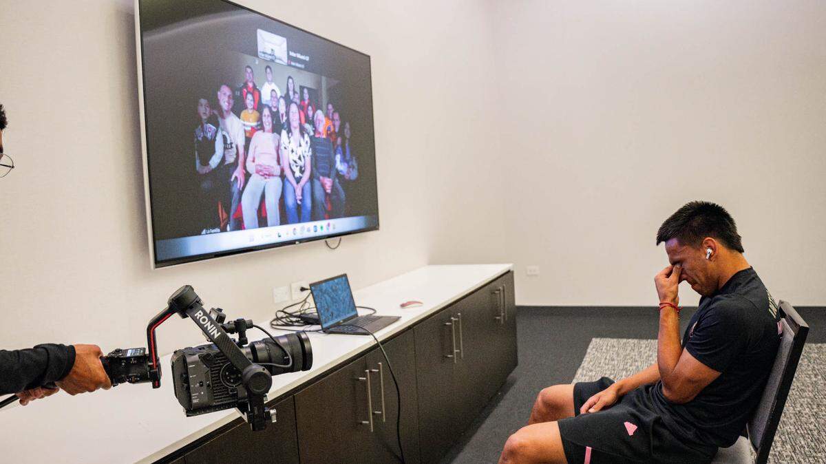 La familia de Diego Gómez sorprende al jugador del Inter Miami en una videoconferencia con la noticia de que fue elegido el mejor jugador menor de 22 años de la MLS.