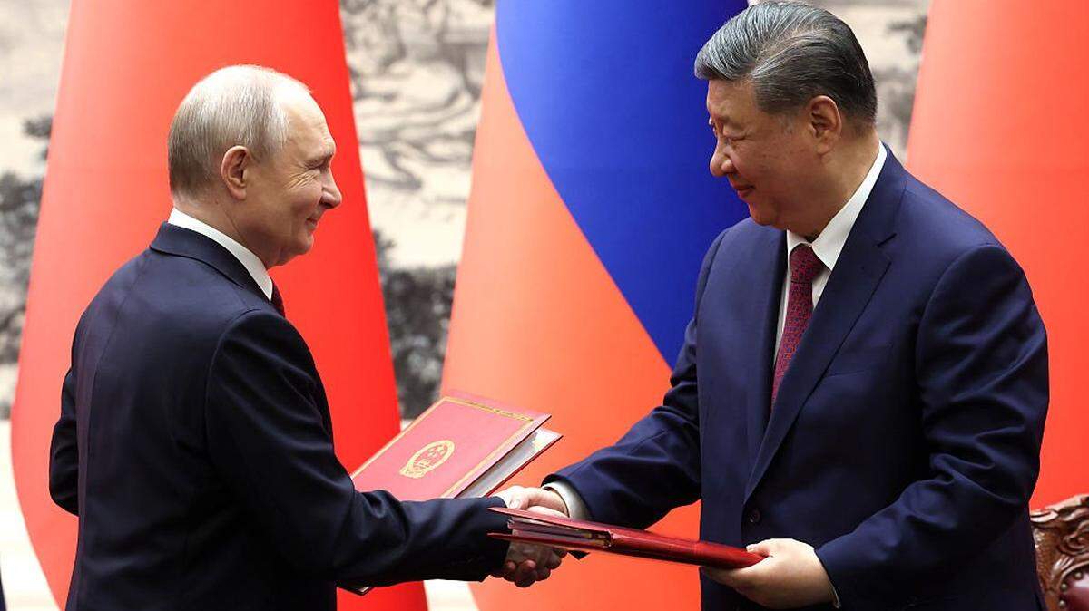 El presidente ruso, Vladimir Putin, y el presidente chino, Xi Jinping, se estrechan la mano durante una ceremonia de firma en el Gran Salón del Pueblo, el 20 de mayo de 2026, en Pekín, China. Se espera que ambos líderes reafirmen los lazos estratégicos entre Rusia y China en medio de la continua presión occidental por la guerra en Ucrania.