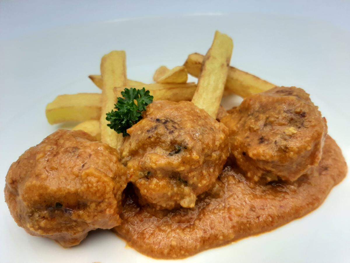 Albóndigas de Retinta en salsa de almendras.