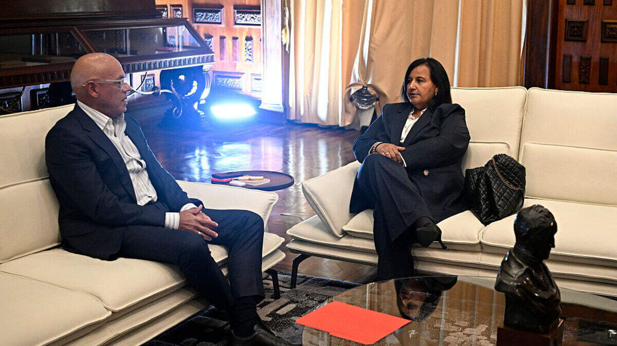 El presidente de la actual Asamblea Nacional de Venezuela Jorge Rodríguez se reunió este jueves en Caracas con Dinorah Figuera, presidenta de la Asamblea Nacional elegida en 2015,  con el objetivo de establecer una hoja de ruta para una transición democrática en el país.