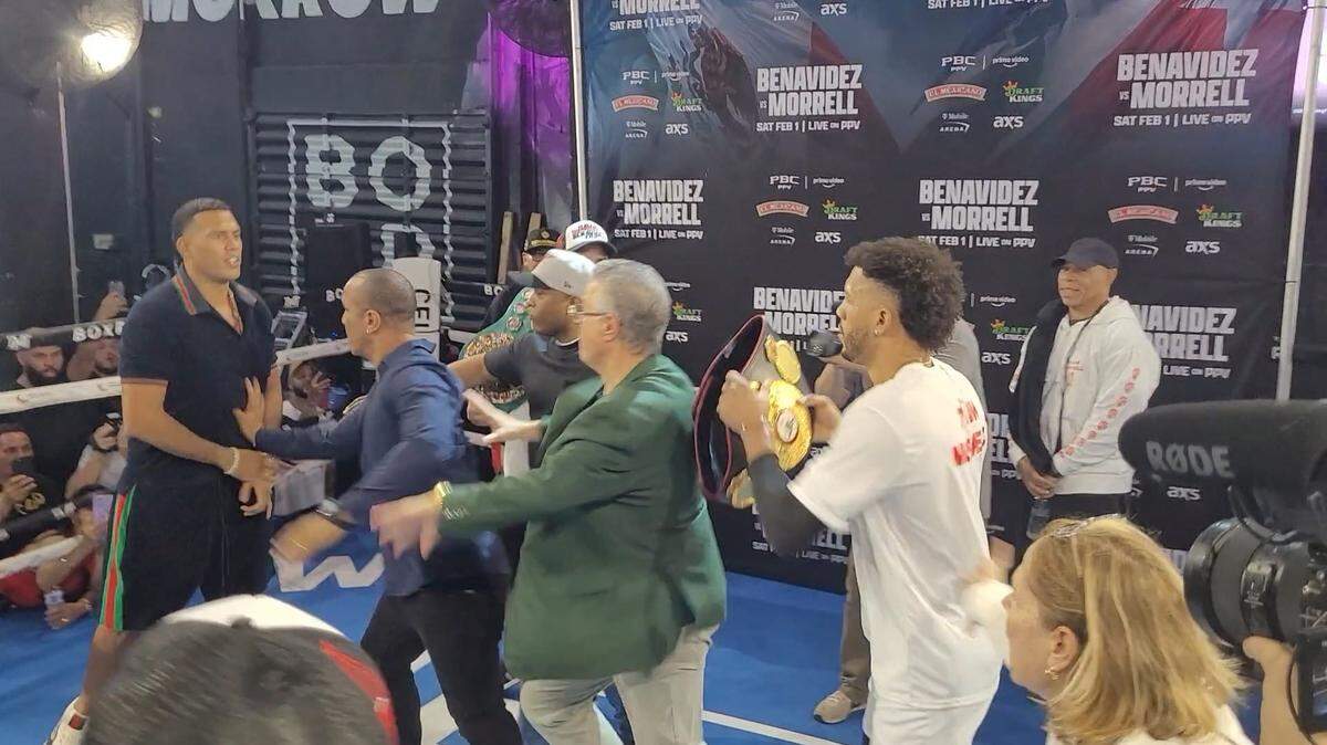 Lo que comenzó como una mañana gris y algo lluviosa terminó casi en un bronca entre David Morrell (der.) y David Benavídez, que intentaron irse a las manos durante un encuentro el martes en el gimnasio BOXR del downtown de Miami.