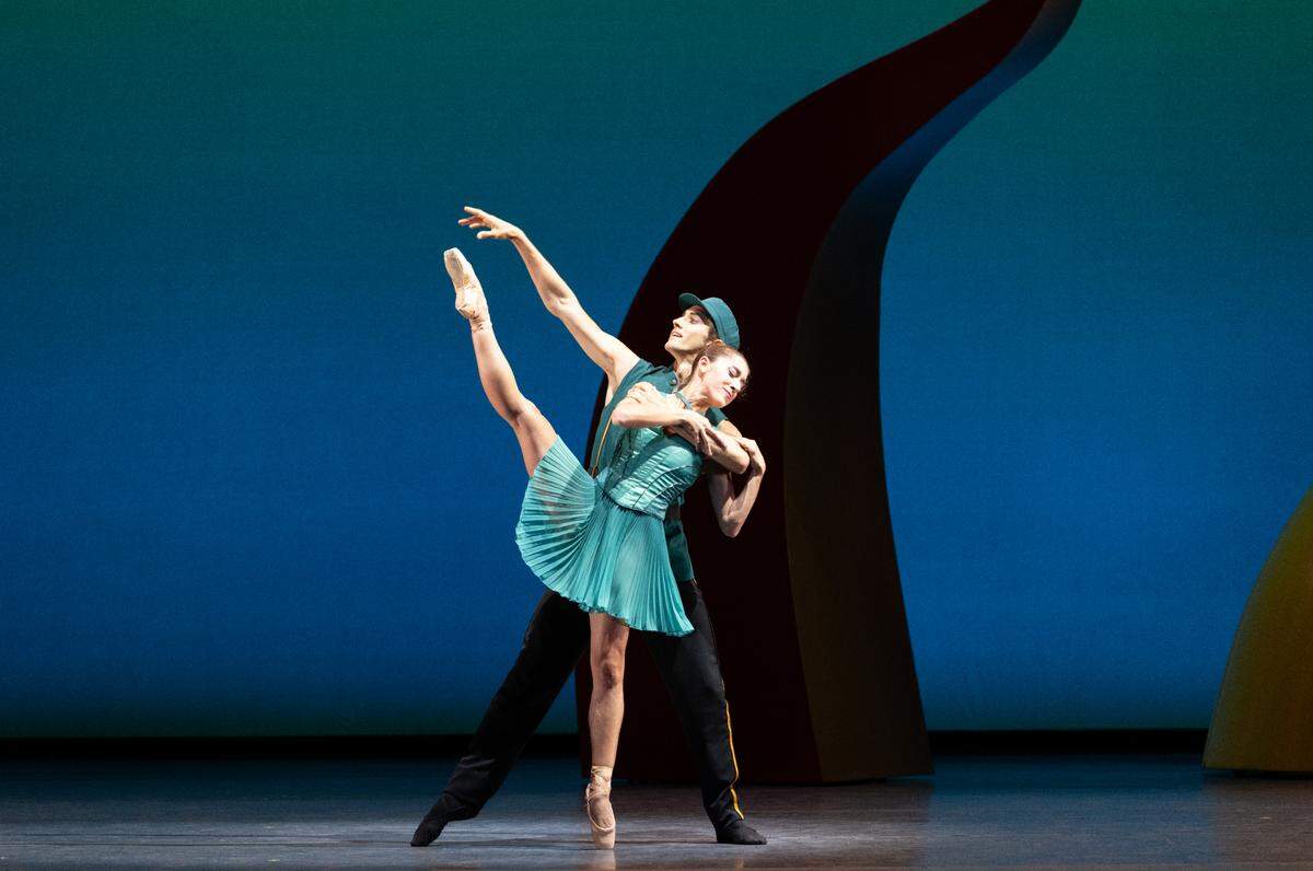 Taylor Naturkas (Micaela) y Stanislav Olshanskyi (Don José) en “Carmen”, coreografía de Annabelle López Ochoa.
