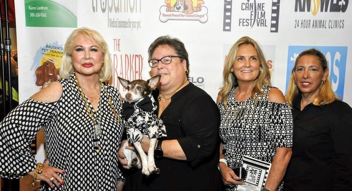 Laly Albalate (al centro con una mascota) junto a sus colaboradoras. Desde la izquierda: Karen Landrum, Lory Bruner-Nelson y Betty Gazzola.