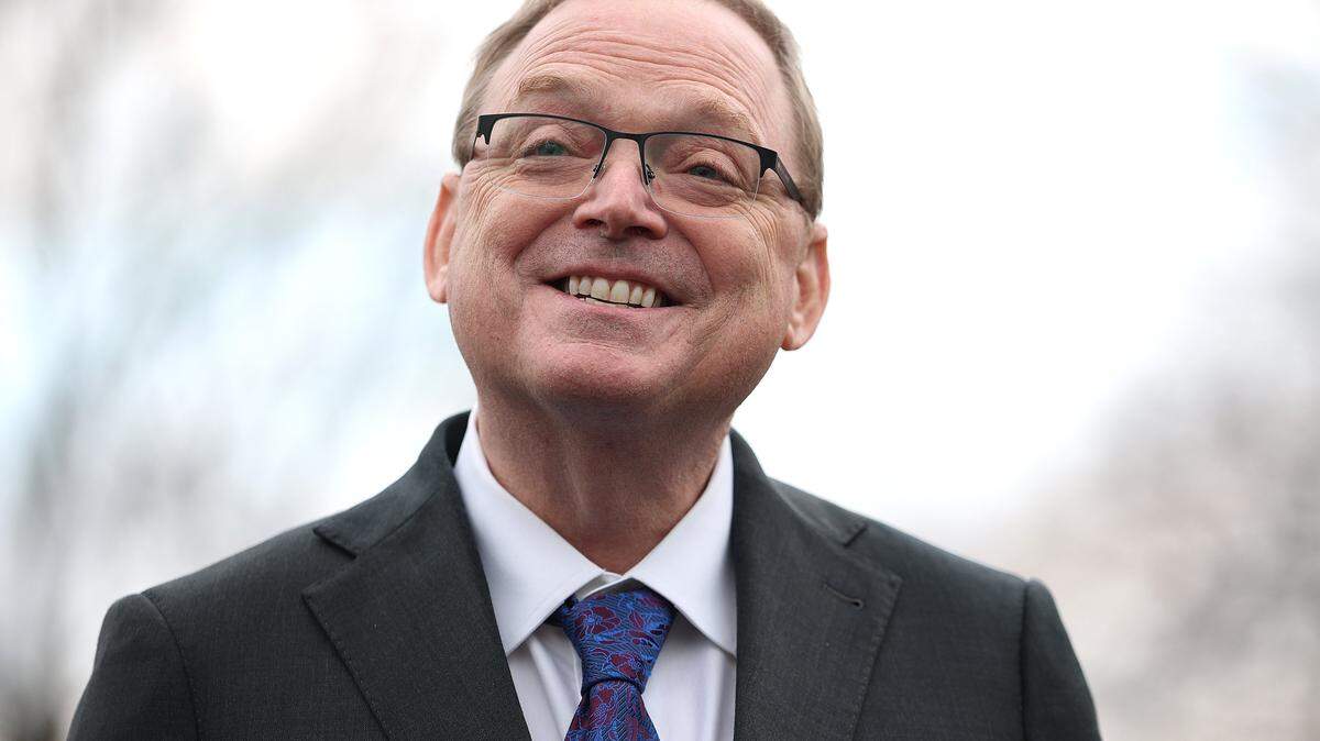 El director del Consejo Económico Nacional, Kevin Hassett, habla con periodistas fuera de la White House el 25 de febrero de 2026 en Washington, DC.