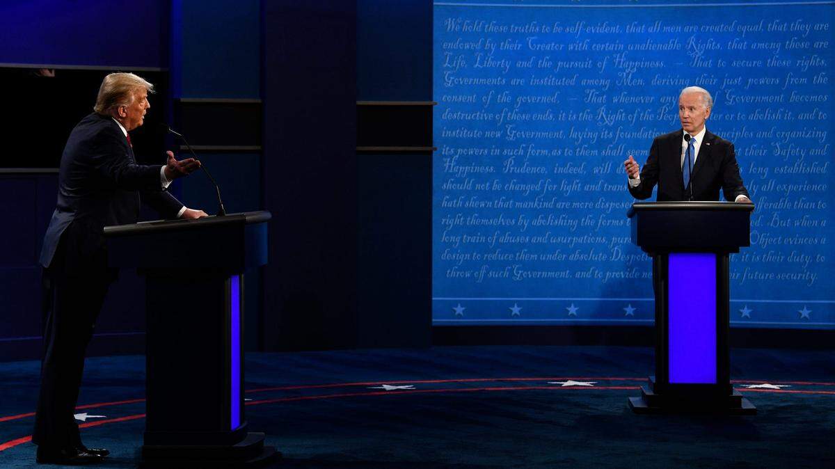  Foto de archivo. El presidente de Estados Unidos Joe Biden (der.) y el exmandatario Donald Trump han aceptado las reglas del formato de la cadena CNN para el primer debate televisado antes de las elecciones presidenciales de noviembre, que incluyen micrófonos silenciados mientras no intervienen y la ausencia de anotaciones previas.