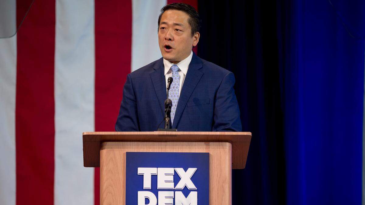 “Esta no es una decisión que tomemos a la ligera, pero lo hacemos con absoluta claridad moral”, dijo Gene Wu, presidente del grupo Demócrata de la cámara de Texas, en un comunicado. En la foto, Wu da un discurso el 7 de junio de 2024 en El Paso.