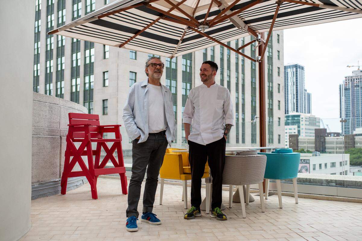 El chef italiano Massimo Bottura y el chef de cocina Bernardo Paladini en el restaurante de la azotea Torno Subito, que abre encima de Julia & Salón de comidas de Henry en el centro de Miami.