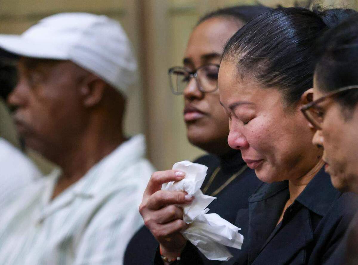 La madre de Aaron Vu, Lindsey Ma, llora mientras los fiscales estatales describen el asesinato de Aaron en el salón de uñas de su familia en noviembre de 2013, durante el juicio de sentencia de Anthawn Ragan Jr., el lunes 9 de febrero de 2026.