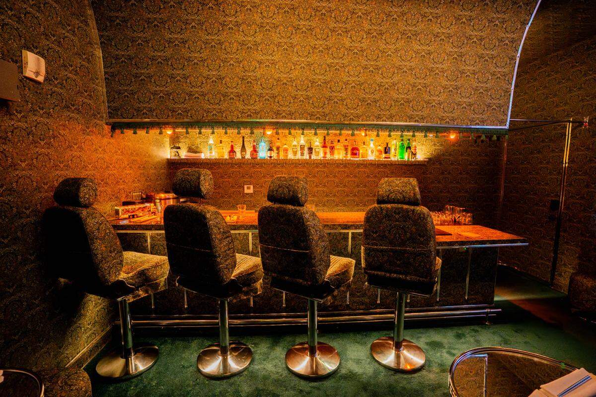 El cuarto espacio, Dekotora, es un íntimo bar de sushi y cócteles de inspiración japonesa.