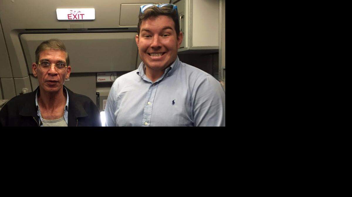 Ben Innes, de 26 años, aparece sonriendo junto al pirata