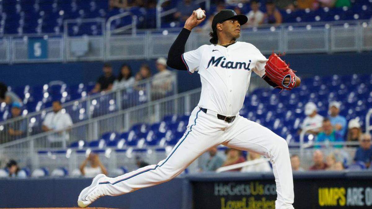 Edward Cabrera (27) lanza durante la primera entrada de un partido de béisbol el jueves 2 de mayo de 2024, en el loanDepot Park de Miami, Florida.