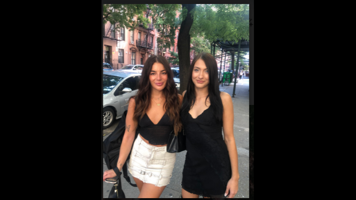Dos de las sus dragonas del Proyecto Cinta Adhesiva Negra, las modelos Chelsea Puchino y Hannah Nicole.