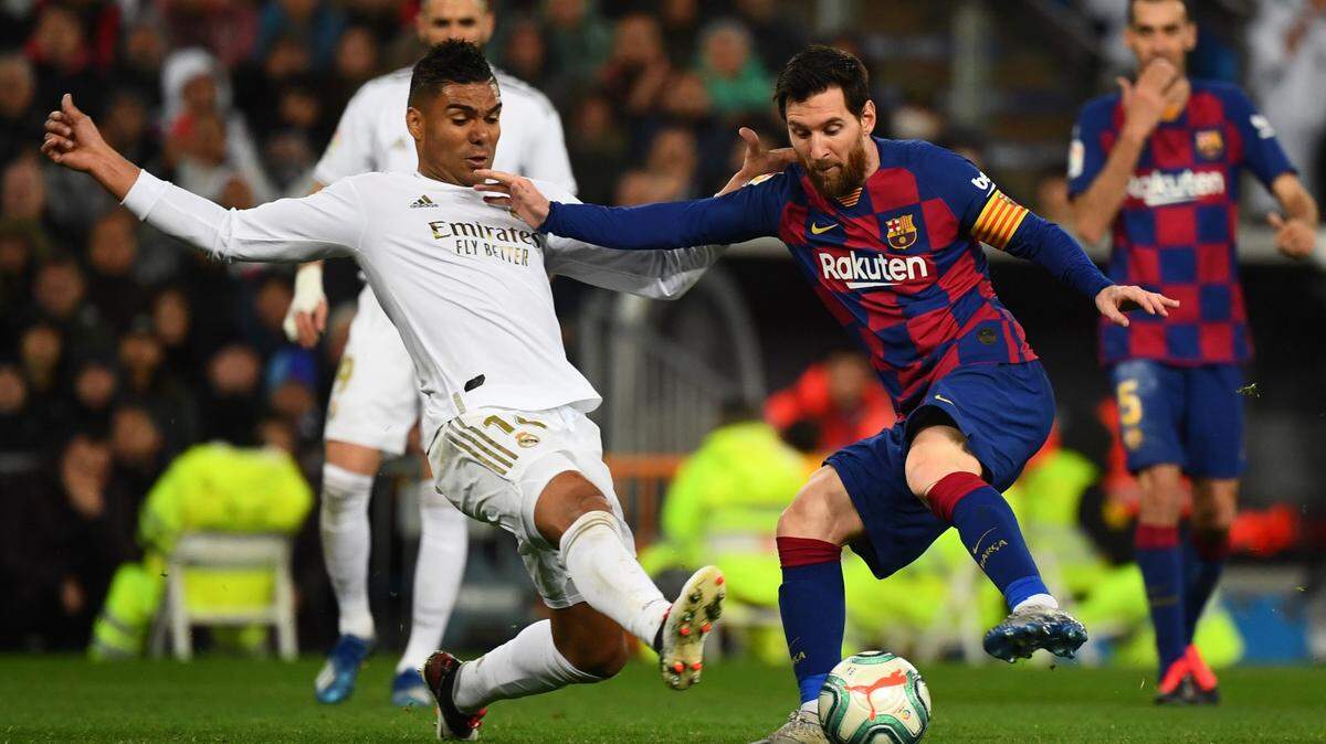 El jugador del Real Madrid Casemiro (izq.) trata de frenar al delantero de Barcelona Lionel Messi, en el partido celebrado el 1ro de marzo de 2020 en el estadio Santiago Bernabéu.