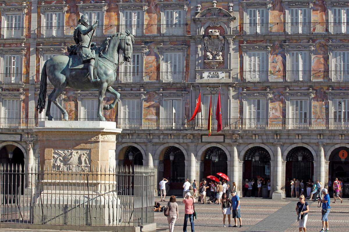 Estatua ecuestre del rey Felipe III en la Plaza Mayor de Madrid, en sus orígenes conocida como Plaza del Arrabal. Su construcción comenzó en 1561 por orden de Felipe II tras el traslado de la corte a Madrid y terminó en 1617 reinando Felipe III.