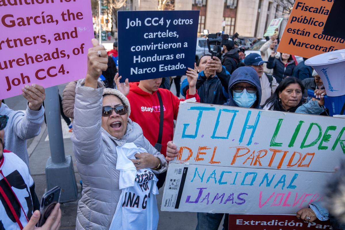 Varias personas celebran que el expresidente de Honduras, Juan Orlando Hernández, haya sido sentenciado 45 años de prisión por trafico de drogas y armas, el miércoles 26 de junio de 2024, en Nueva York.