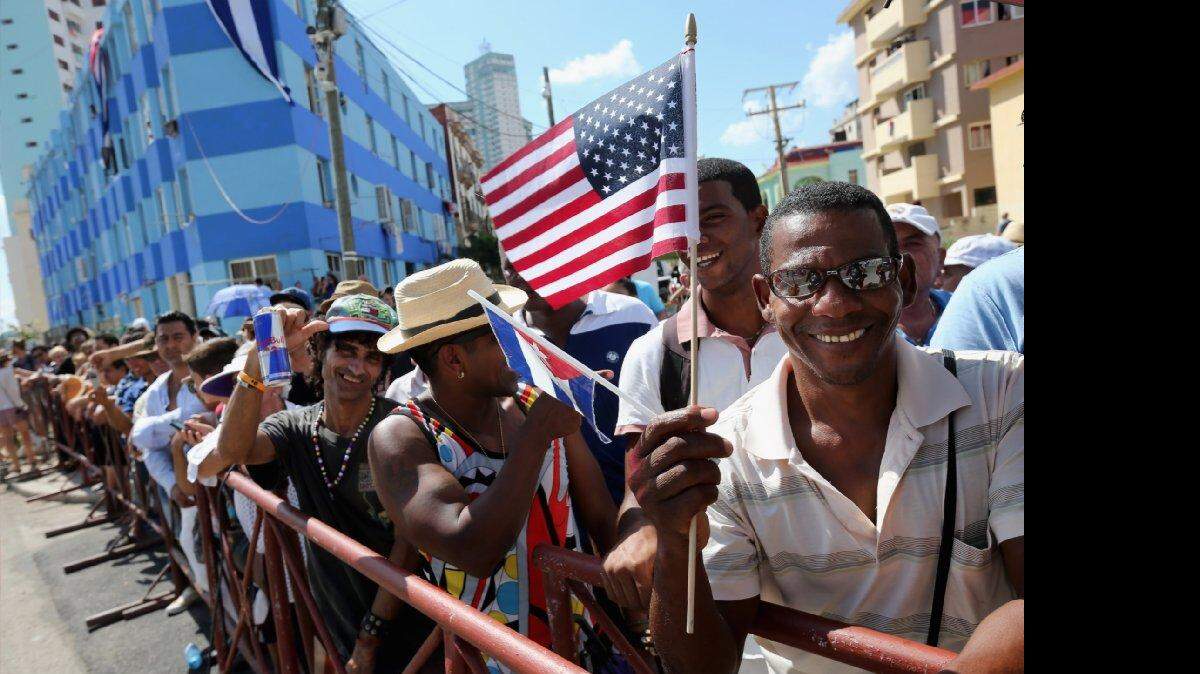 Cientos de cubanos y visitantes de otros países se reúnen en la calle de la embajada de Estados Unidos para observar la ceremonia de izamiento de la bandera el 14 de agosto 2015 en La Habana, Cuba.