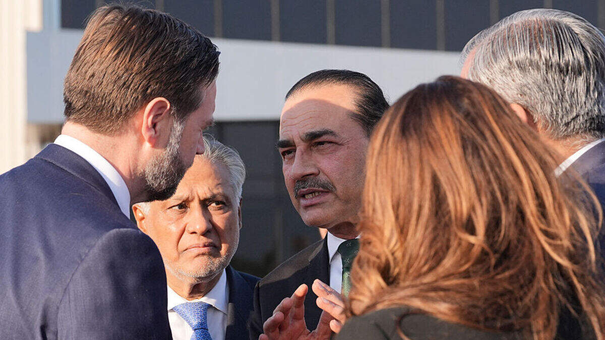 El vicepresidente de EEUU, JD Vance (izq.), conversa con el jefe del Ejército de Pakistán, Syed Asim Munir (centro), y con el ministro de Asuntos Exteriores, Ishaq Dar (segundo desde la izq.), antes de abordar el Air Force Two, tras asistir a conversaciones sobre Irán en Islamabad, el domingo 12 de abril de 2026.
