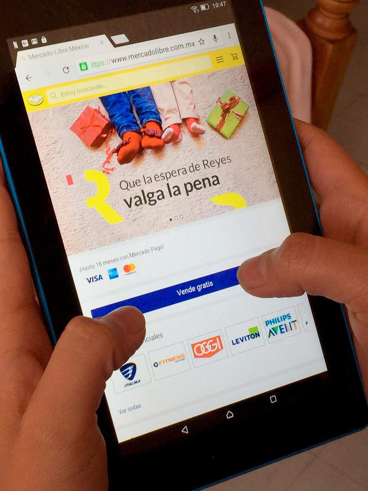 Una persona realiza una compra por internet. Este tipo de consumo ha llegado para quedarse e incrementarse en los próximos años.