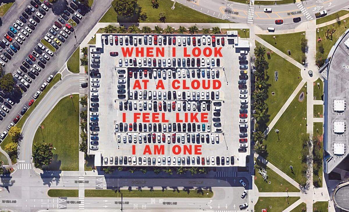 Puedes encontrar poemas escritos por alumnos de 3º y 4º grado en los tejados de edificios, visibles desde la ruta de vuelo del Aeropuerto Internacional de Miami.