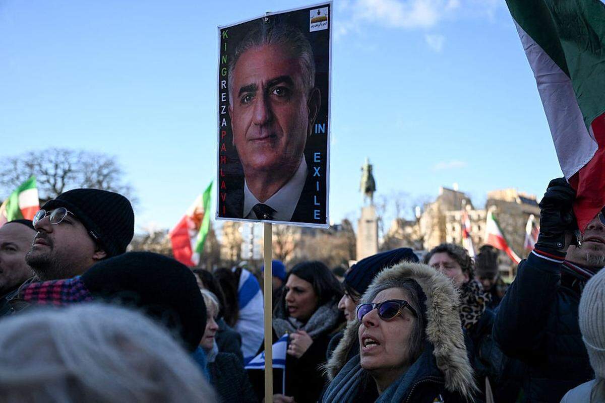 Un manifestante sostiene una pancarta con la imagen de Reza Pahlavi, líder de la oposición iraní e hijo del último sha de Irán, durante una manifestación contra la represión del régimen iraní a las protestas, en el centro de París, el 4 de enero de 2026. Varios cientos de personas se congregaron ese mismo día en dos manifestaciones en París en apoyo al movimiento de protesta que se desarrollaba en Irán desde hacía una semana.