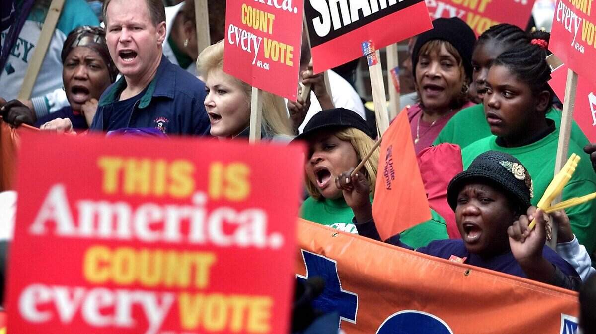 Cientos de partidarios del candidato presidencial y vice presidente Al Gore durante una marcha a favor del voto popular en el 2006.