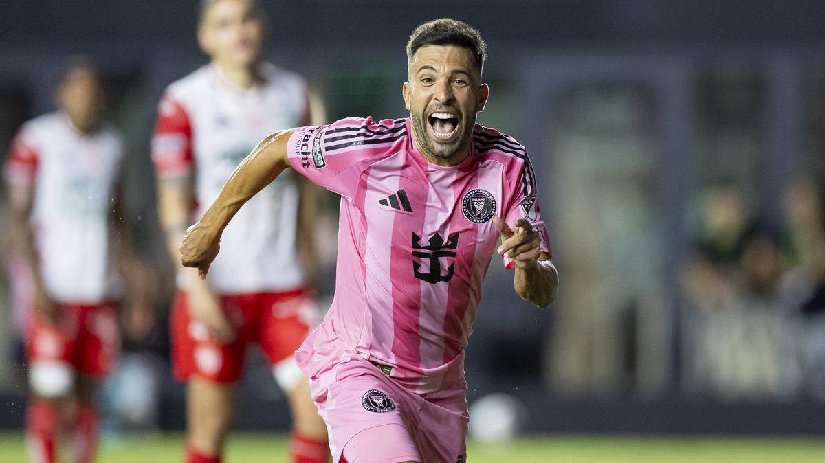 El defensa del Inter Miami Jordi Alba celebra tras anotar un gol contra el Necaxa en la segunda mitad del partido de la Leagues Cup, efectuado el 2 de agosto de 2025 en en el Chase Stadium en Fort Lauderdale, Florida.