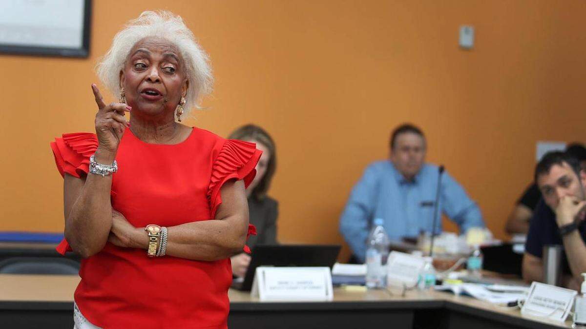Brenda Snipes, Supervisora de Elecciones de Broward, dijo que más de una docena de boletas rechazadas se mezclaron de forma accidental con más de 200 boletas válidas.