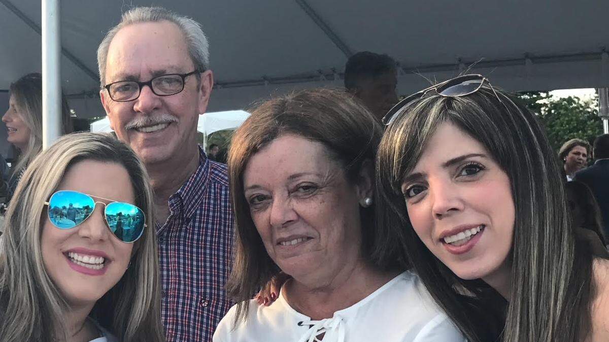 El periodista venezolano Eduardo Sapene con su esposa Fina (cen.), su hija Michelle (der.) y Daniella Martucci, allegada a la familia.