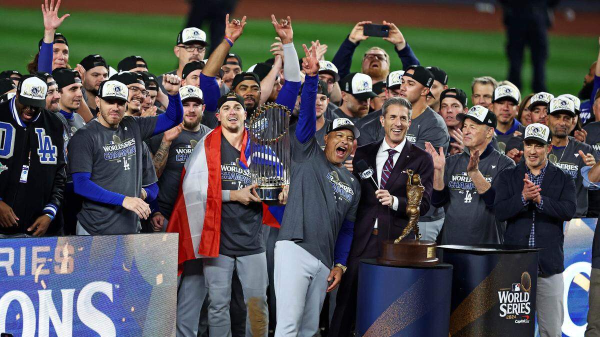 El manager de los Dodgers de Los Angeles Dave Roberts y los jugadores celebran tras ganar la Serie Mundial ante los Yankees, en el partido efectuado el 30 de octubre de 2024 en Nueva York.