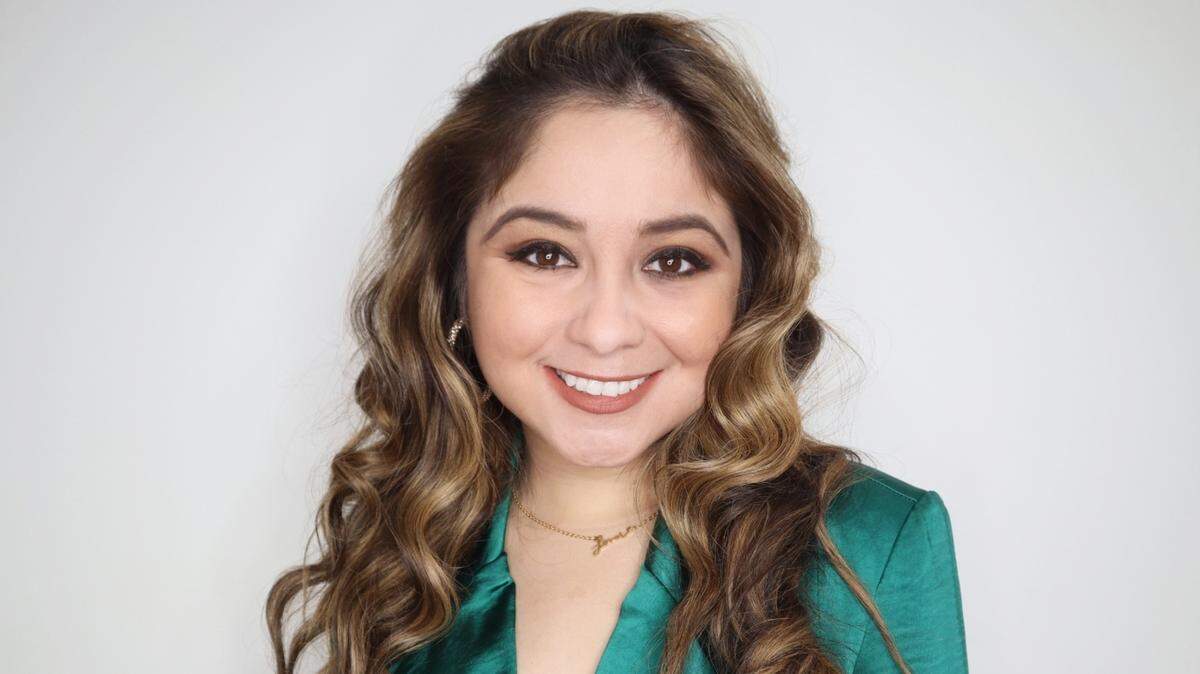 Denise Salcedo ha luchado contra viento y marea para llegar donde está. Sin embargo, ese lugar en que se encuentra es apenas un punto intermedio hacia el sitio en que espera arribar. 