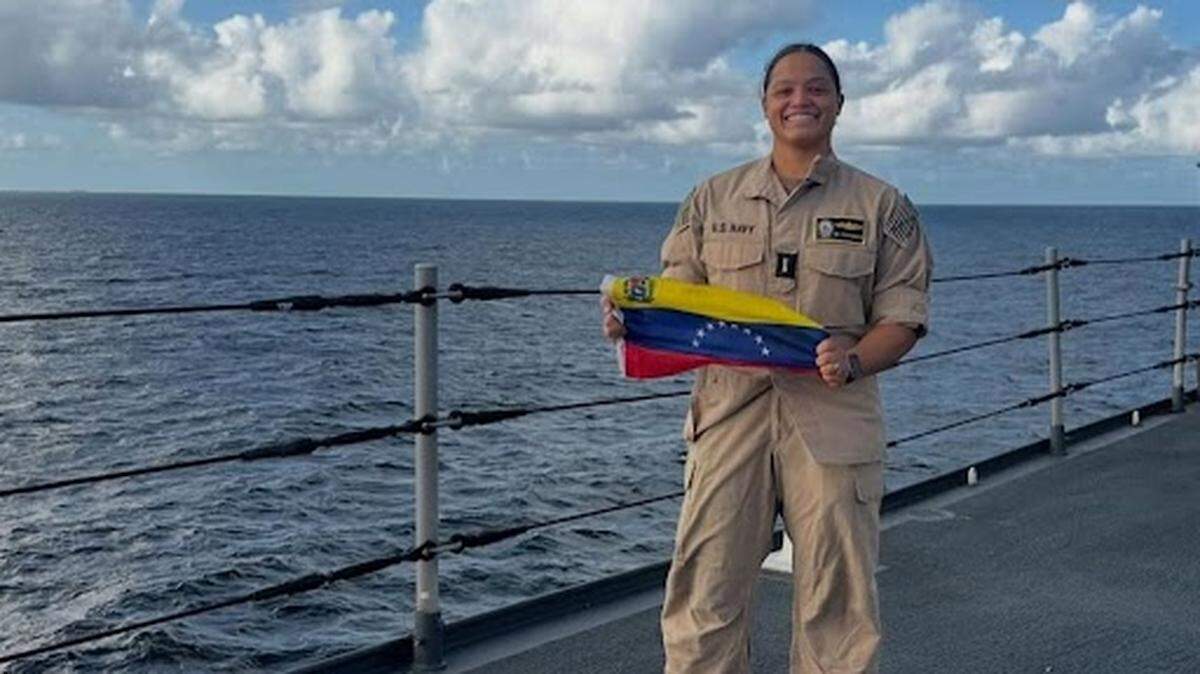 Marien Rincón, oficial de la Marina de Estados Unidos de origen venezolano, posa con una bandera de Venezuela el 3 de enero de 2026.