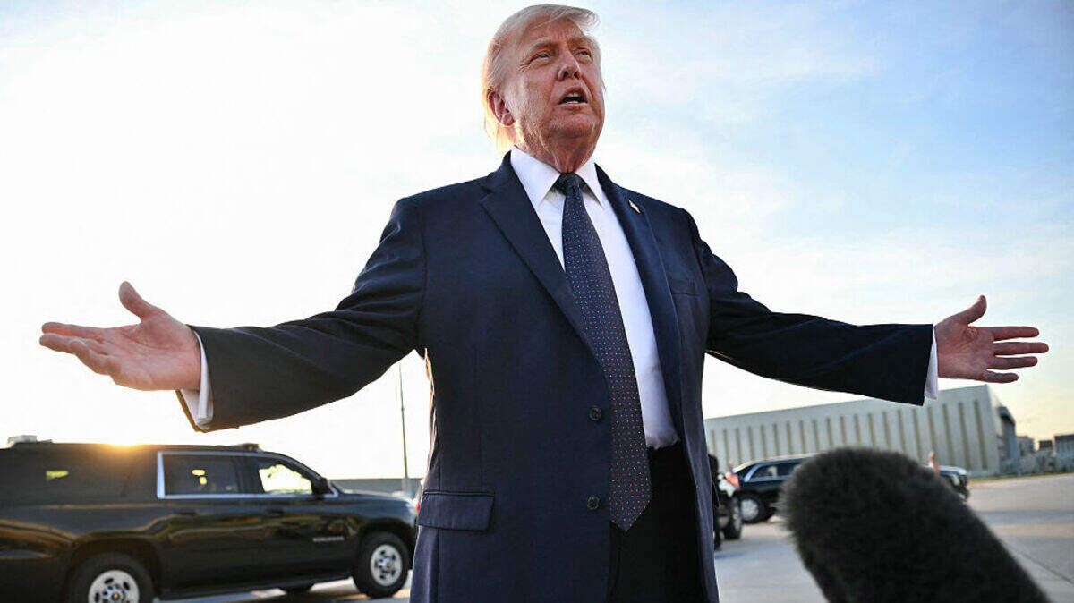 El presidente de Estados Unidos, Donald Trump, habla con los medios de prensa en la pista del Aeropuerto de Orly, en París, el  17 de junio de 2026.