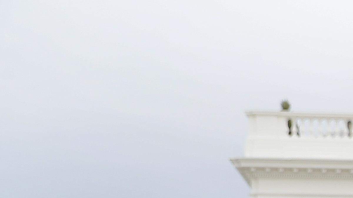 El secretario de prensa de la Casa Blanca, Sean Spicer, habla con miembros de los medios de comunicación en el ala oeste de la Casa Blanca, el lunes 6 de marzo de 2017.