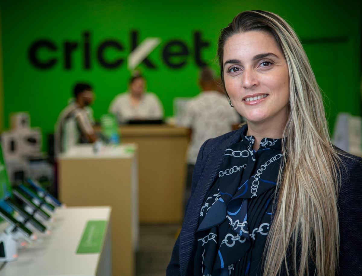 La empresaria Yarenmis Santos en su negocio de Cricket Wireless en Doral, en noviembre. Santos llegó de Cuba en el 2015 con un hijo de un año y estudió ingeniería eléctrica en FIU mientras trabajaba a tiempo completo en una tienda Cricket Wireless, hoy ya abrió su primera tienda y quiere expandirse por la Florida.