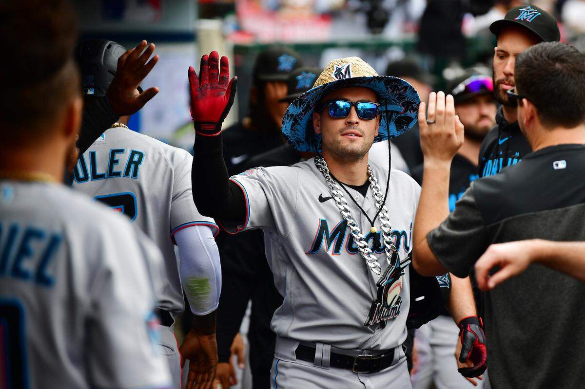 El receptor de los Marlins Nick Fortes es felicitado tras pegar un jonrón en el tercer inning del partido ante los Angelinos, celebrado el 28 de mayo de 2023 en Los Angeles.