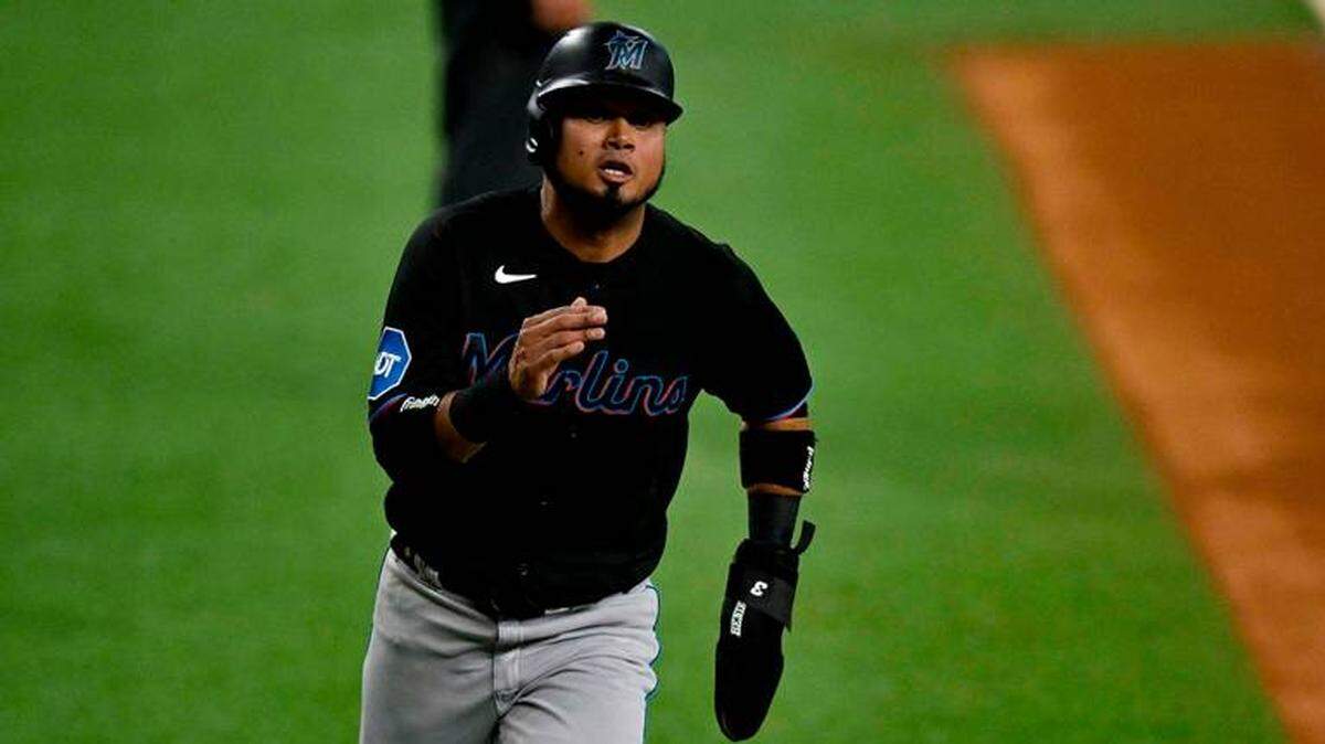 LUIS ARRAEZ corre en el partido en que los Marlins perdieron contra los Rangers .