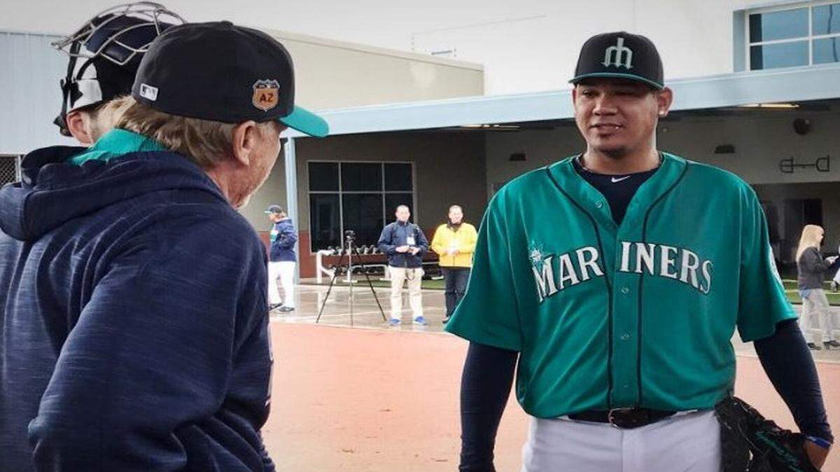 Félix Hernández habla con su coach luego de terminar una sesión de bullpen, el domingo 19 de febrero del 2017 en Peoria, Arizona.