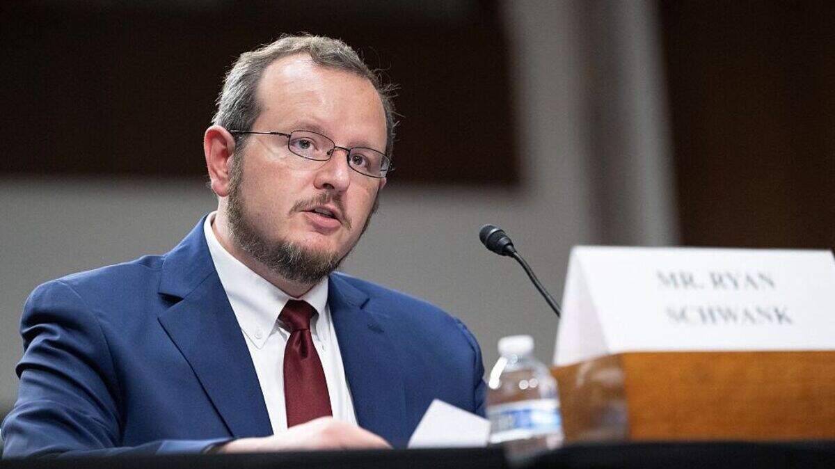 El exinstructor del Servicio de Inmigración y Control de Aduanas (ICE) de Estados Unidos, Ryan Schwank, dijo el lunes a los congresistas que la controvertida agencia eliminó 240 horas de clases vitales de un programa de entrenamiento obligatorio de 580 horas.