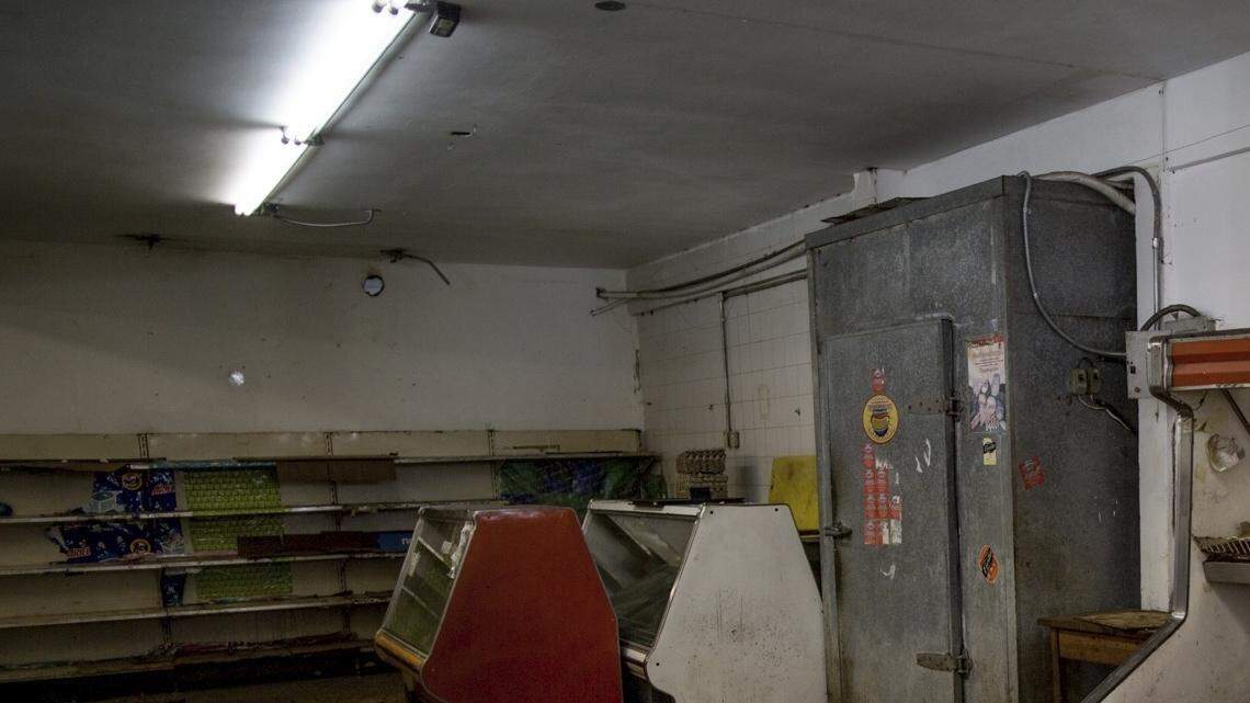 Una tienda de comestibles se queda en desorden después de ser saqueada por manifestantes la noche anterior, en Ciudad Bolívar, Venezuela, el lunes 19 de diciembre de 2016. 