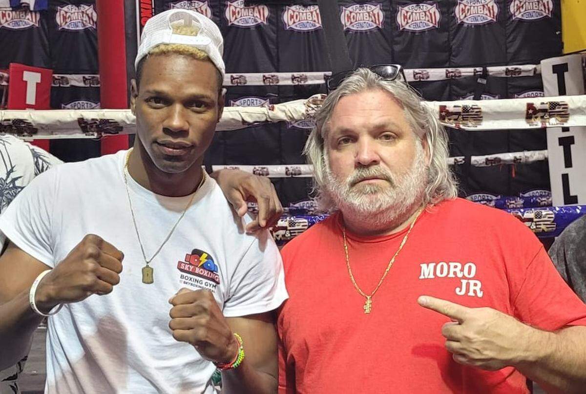 Hugo Noriega con su entrenador Osmiri Fernández en el gimnasio de M&R en Miami.