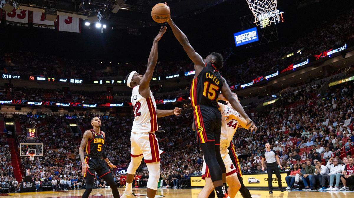 El jugador de los Hawks de Atlanta Clint Capela bloquea un tiro de Jimmy Butler, del Heat, en el partido celebrado el 11 de abril de 2023 en Miami.