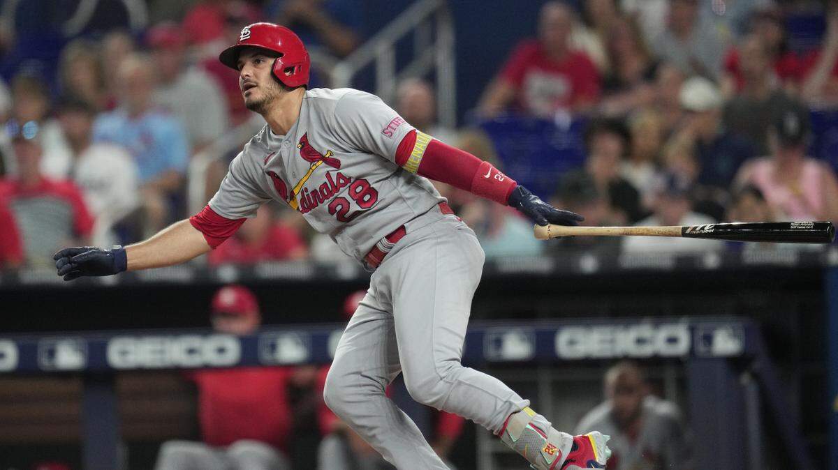El tercera base de los Cardenales de San Luis Nolan Arenado batea un doble en el primer inning del partido ante los Marlins, celebrado el 3 de julio de 2023 en Miami.