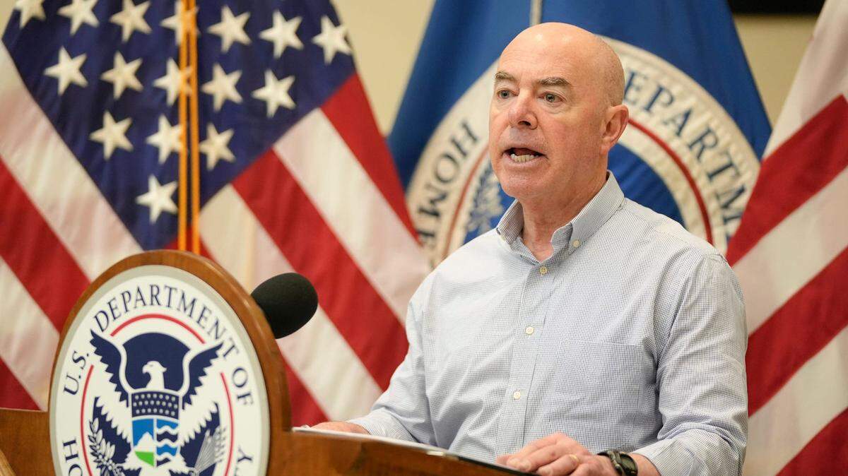 La Cámara de Representantes de Estados Unidos aprobó el martes iniciar un juicio político contra el secretario de Seguridad Nacional, Alejandro Mayorkas, ya que la mayoría republicana se muestra decidida a castigar al gobierno de Biden por su gestión de la frontera sur de Estados Unidos, tras haber fracasado la semana pasada en un intento similar.