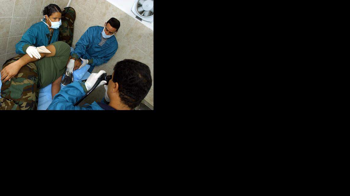 MEDICOS CUBANOS atienden a un soldado venezolano en el Fuerte Tiuna de Caracas.