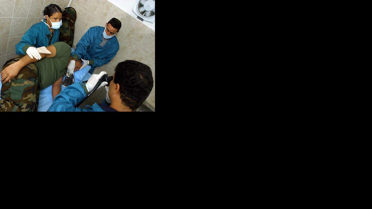 MEDICOS CUBANOS atienden a un soldado venezolano en el Fuerte Tiuna de Caracas.
