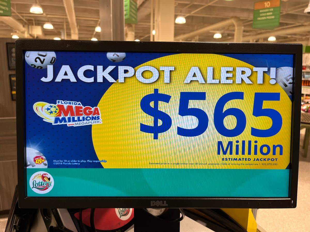 Una pantalla electrónica en un supermercado Publix de Miami Beach muestra la astronómica cifra del premio gordo del Mega Millions del sorteo del martes, 27 de diciembre: $565 millones.