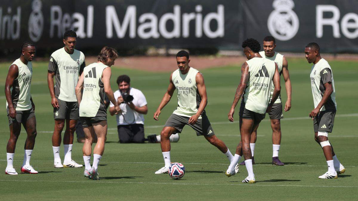 Los jugadores del Real Madrid participan en un entrenamiento el 15 de junio de 2025 en Palm Beach Gardens, Florida.