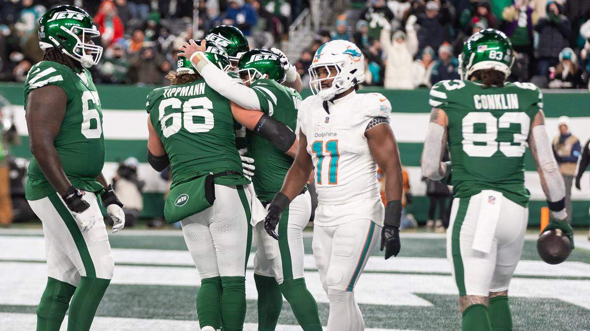 Los jugadores de los Jets celebran un touchdown contra los Dolphins de Miami, en el partido celebrado el 5 de enero de 2025 en el MetLife Stadium en East Rutherford, Nueva Jersey.